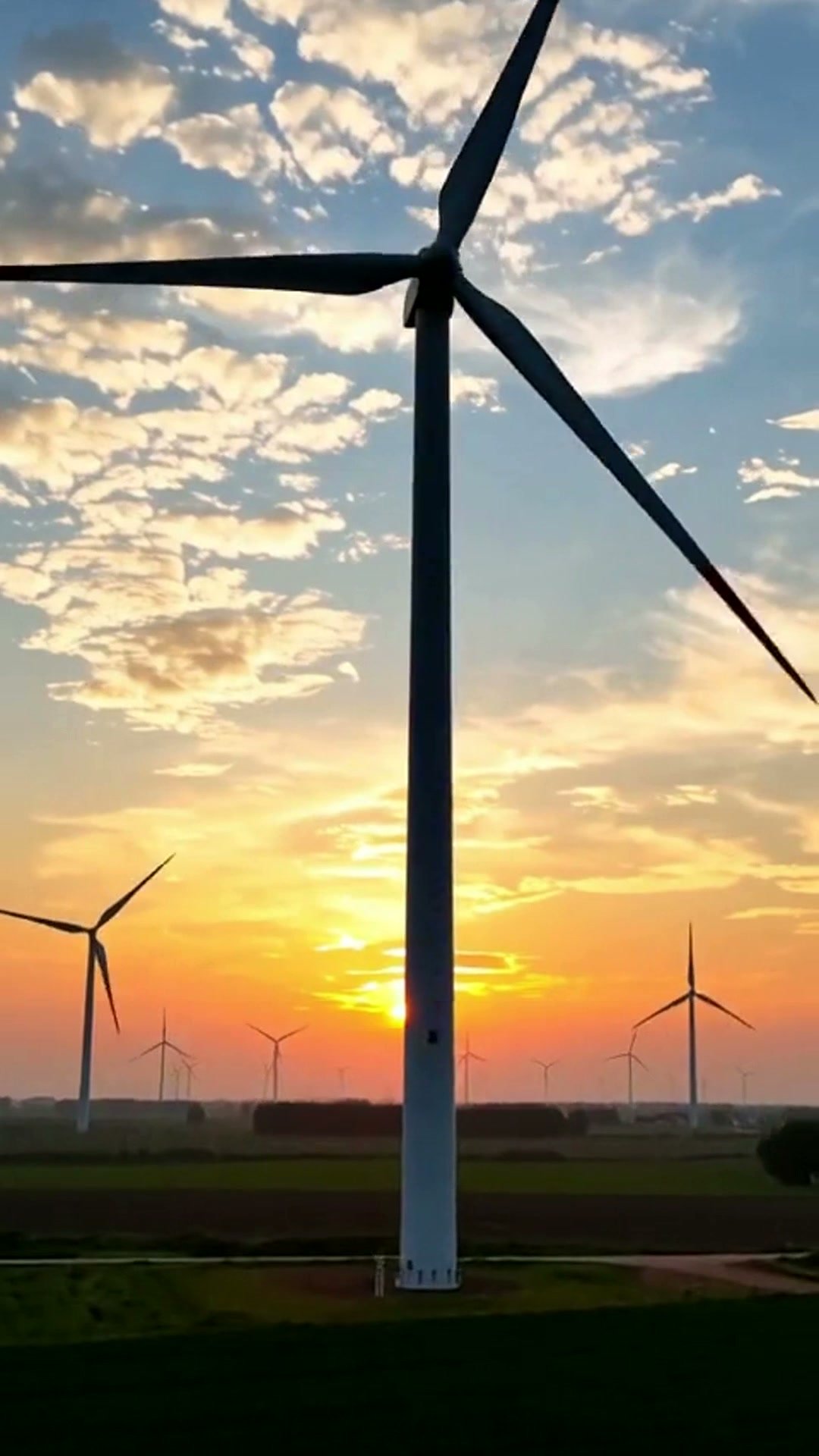 Windkraftanlage im Sonnenuntergang aus dem WindPower-Werbefilm